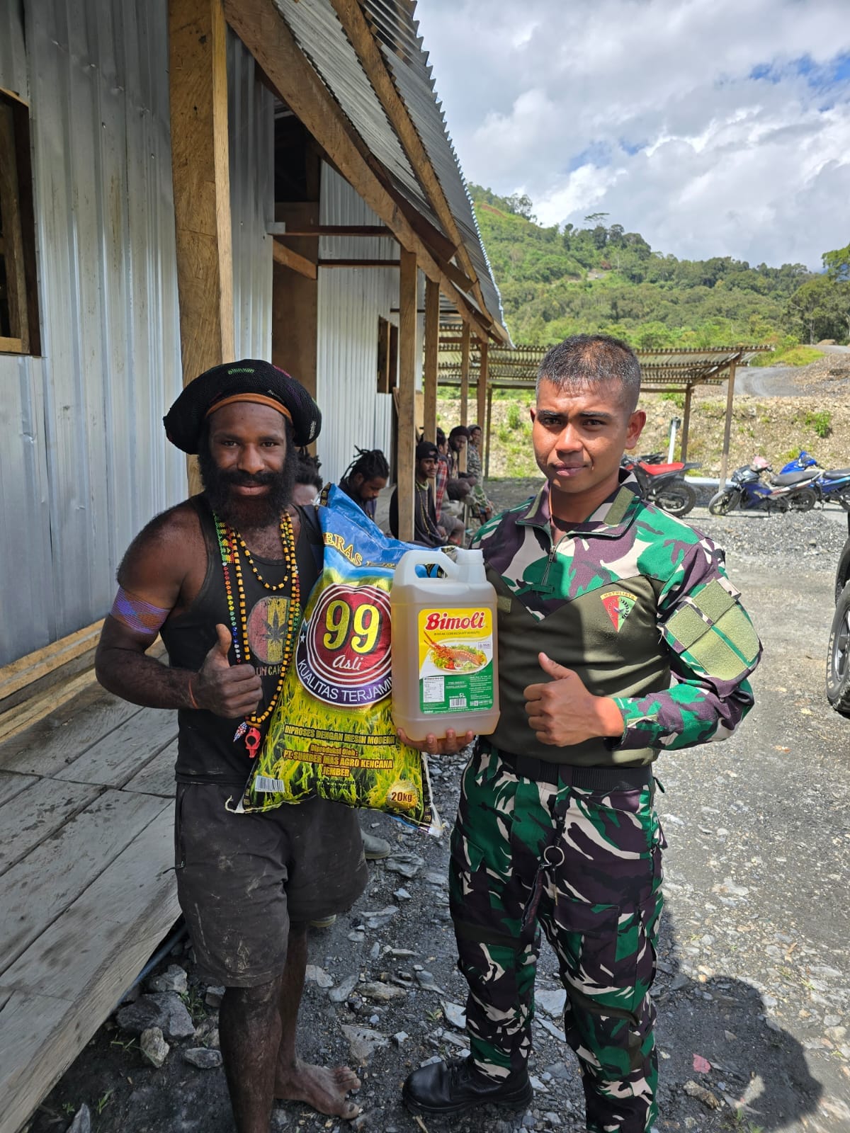 Satgas Yonif 715/Mtl Bagikan Sembako Memperkuat Kepedulian Terhadap Sesama Diperbatasan