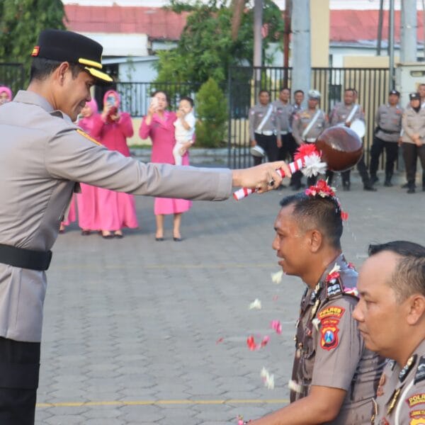Kapolres Probolinggo Kota Pimpin Upacara Kenaikan Pangkat Puluhan Anggota