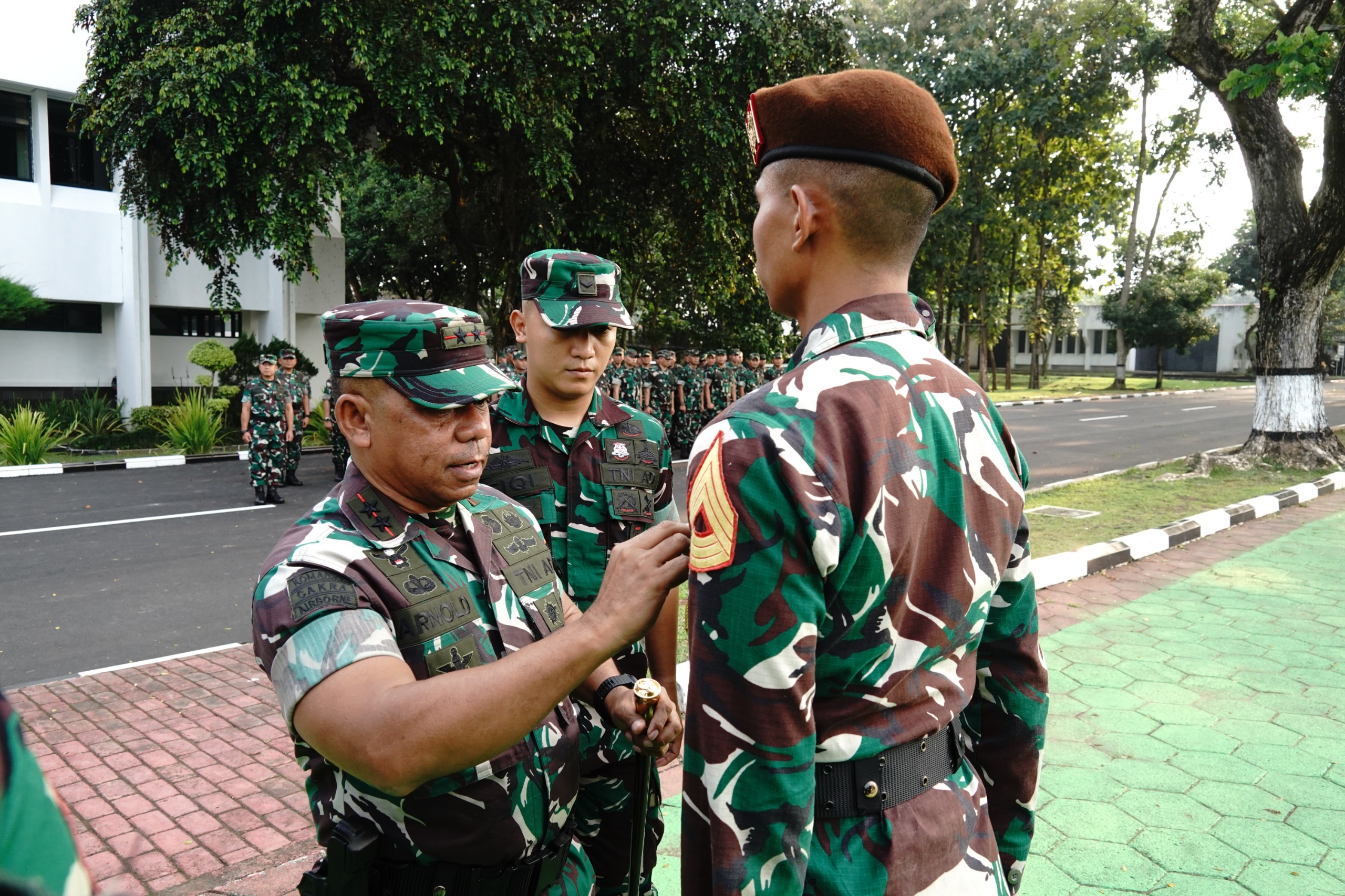 Penyematan Brevet Latihan Widya Yudha dan Menembak Taruna Tingkat III Akmil