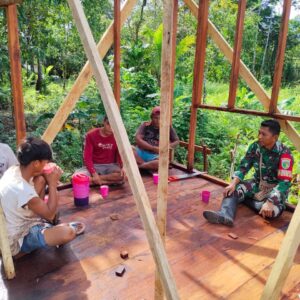 Babinsa Koramil 1710-06/Agimuga Laksanakan Komsos Untuk Mengetahui Situasi Di Wilayah Binaannya Babinsa Koramil 1710-06/Agimuga Laksanakan Komsos Untuk Mengetahui Situasi Di Wilayah Binaannya