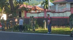 Anggota Koramil 1505-01 Tidore Bersama Warga Bersihkan Saluran Air Pasca Banjir