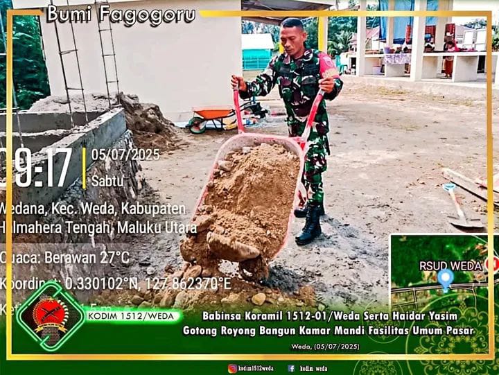 Dengan Penuh semangat Babinsa Koramil 1512-01/Weda Bantu Bangun WC Um di Pasar Wedana