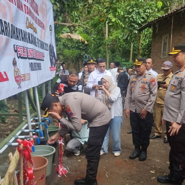 Hari Bhayangkara ke - 79 Polres Jember Beri Bantuan Tandon Air Warga Kecamatan Sumberjambe