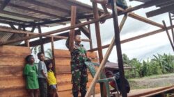 Babinsa Koramil 1710-07/Mapurujaya Laksanakan Komsos dan Bantu Warga Bangun Rumah