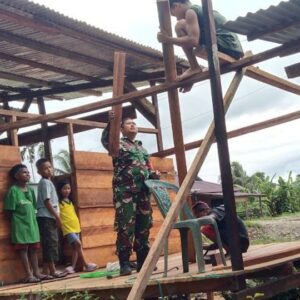 Babinsa Koramil 1710-07/Mapurujaya Laksanakan Komsos dan Bantu Warga Bangun Rumah Babinsa Koramil 1710-07/Mapurujaya Laksanakan Komsos dan Bantu Warga Bangun Rumah