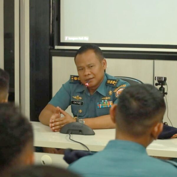 Perkuat Kesiapan Tempur, Koarmada III Gelar Latihan Maintenance Meriam KRI dan Prosedur Misfire
