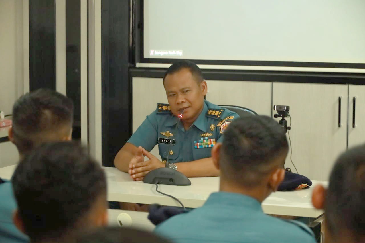 Perkuat Kesiapan Tempur, Koarmada III Gelar Latihan Maintenance Meriam KRI dan Prosedur Misfire
