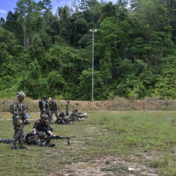 Tingkatkan Kemampuan Tempur, Satkopaska Koarmada III Gelar Latihan Menembak Senjata Bantu di Sorong