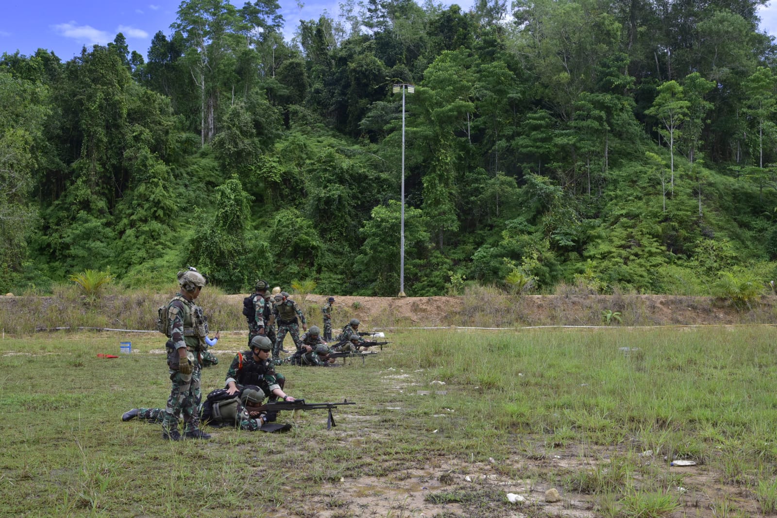 Tingkatkan Kemampuan Tempur, Satkopaska Koarmada III Gelar Latihan Menembak Senjata Bantu di Sorong