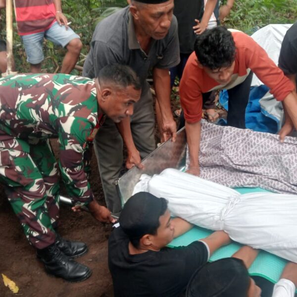 TNI Hadir di Tengah Duka, Babinsa Kodim 1505 Tidore Bantu Pemakaman Warga