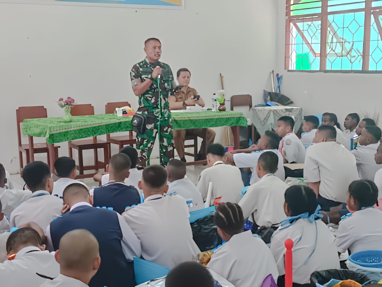 Babinsa Koramil Kuala Kencana Berikan Materi Wawasan Kebangsaan Kepada Siswa-Siswi SMK Dalam Masa MPLS