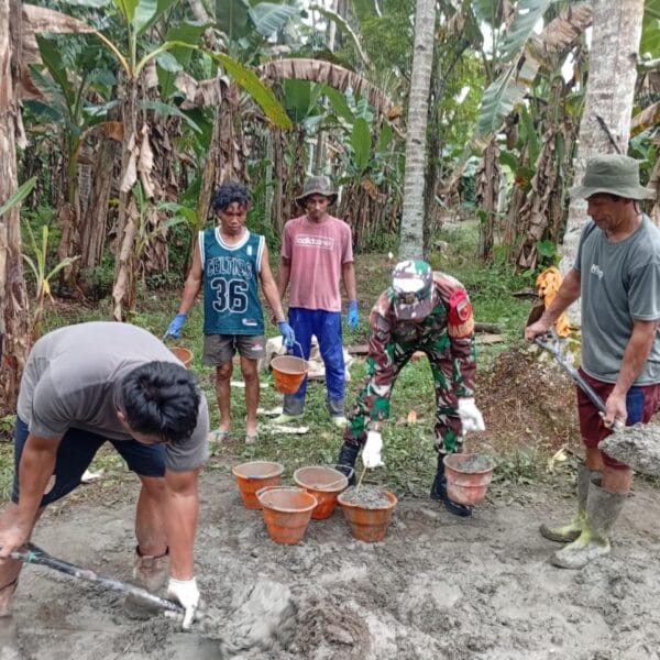 Kebersamaan Terjalin, Babinsa dan Warga Gotong Royong Bangun Pondasi Rumah