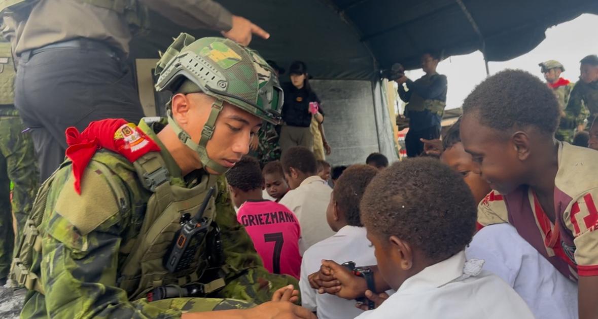 PANGKOGAB WILHAN III BERSAMA SATGAS YONIF 733/MASARIKU GELAR BAKTI SOSIAL, PELAYANAN KESEHATAN, DAN MAKAN GRATIS UNTUK WARGA MUMUGU