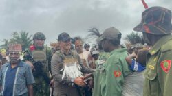 PANGKOGAB WILHAN III BERSAMA SATGAS YONIF 733/MASARIKU GELAR BAKTI SOSIAL, PELAYANAN KESEHATAN, DAN MAKAN GRATIS UNTUK WARGA MUMUGU
