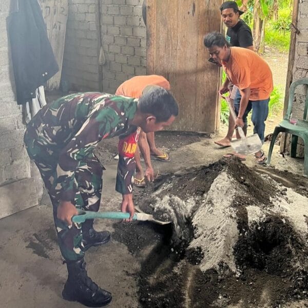 TNI Hadir di Tengah Warga: Babinsa Turun Langsung Cor Lantai Rumah Warga