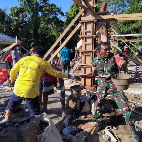 Pengabdian Tanpa Batas: Babinsa dan Warga Gotong Royong Bangun Rumah Ibadah