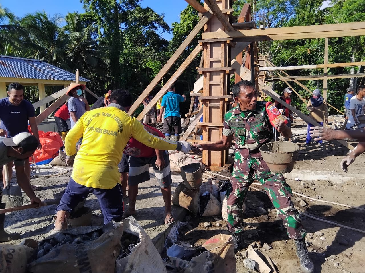 Pengabdian Tanpa Batas: Babinsa dan Warga Gotong Royong Bangun Rumah Ibadah Pengabdian Tanpa Batas: Babinsa dan Warga Gotong Royong Bangun Rumah Ibadah
