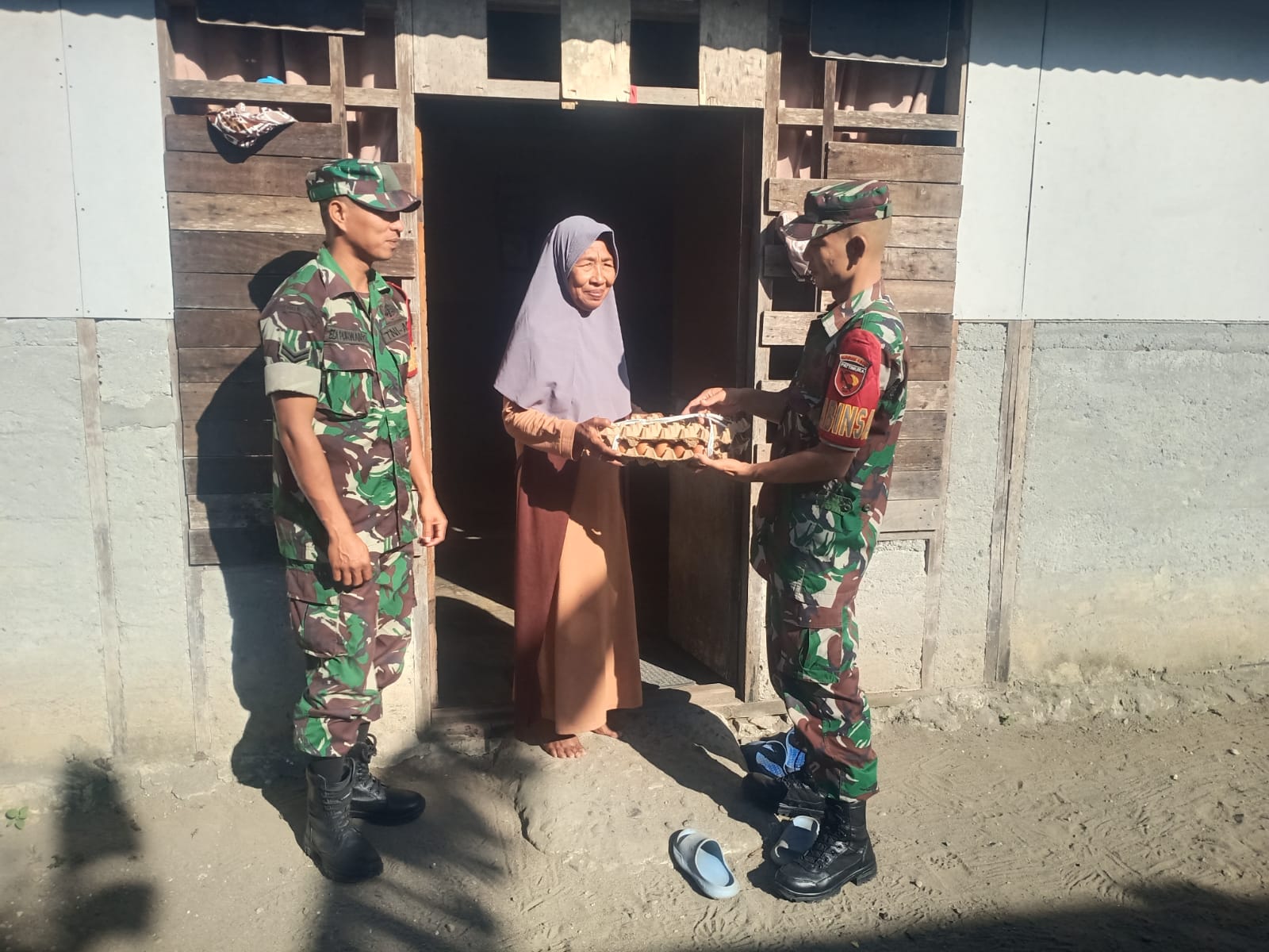 Saling Berbagi Di Jum'at Berkah, Babinsa Koramil 1505-05 Sofifi Berikan Bantuan Sembako Kepada Warga Kurang Mampu