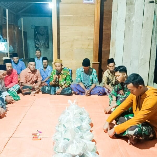 Dekat dengan Rakyat, Satgas TMMD 125 Bojonegoro Ikut Yasinan Rutin Bareng Warga