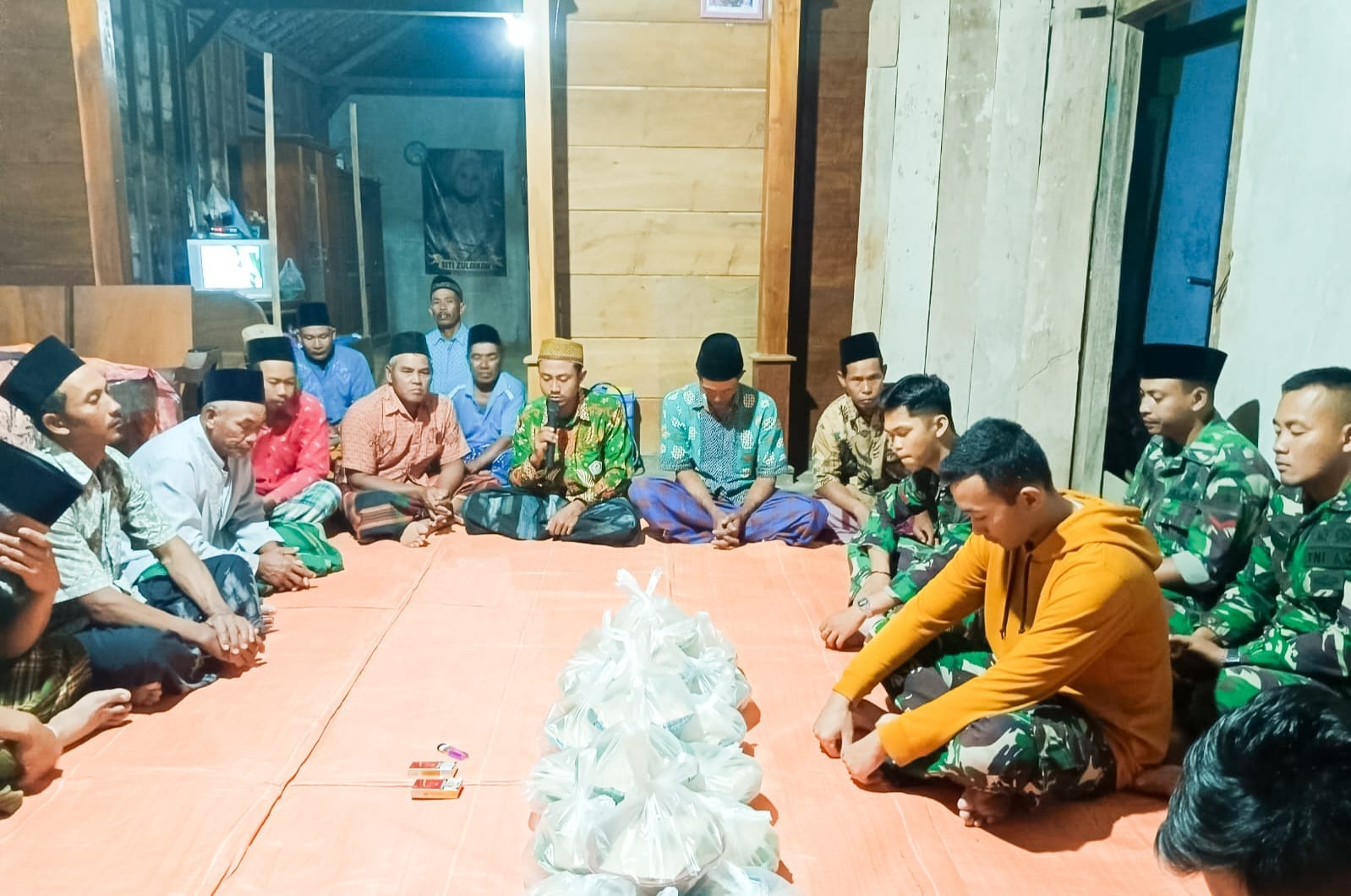 Dekat dengan Rakyat, Satgas TMMD 125 Bojonegoro Ikut Yasinan Rutin Bareng Warga