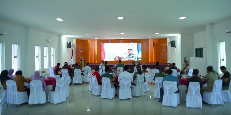 Dandim Kukar Bersama Tokoh Masyarakat Ikuti Zoom Meeting Bersama Danrem 091/ASN
