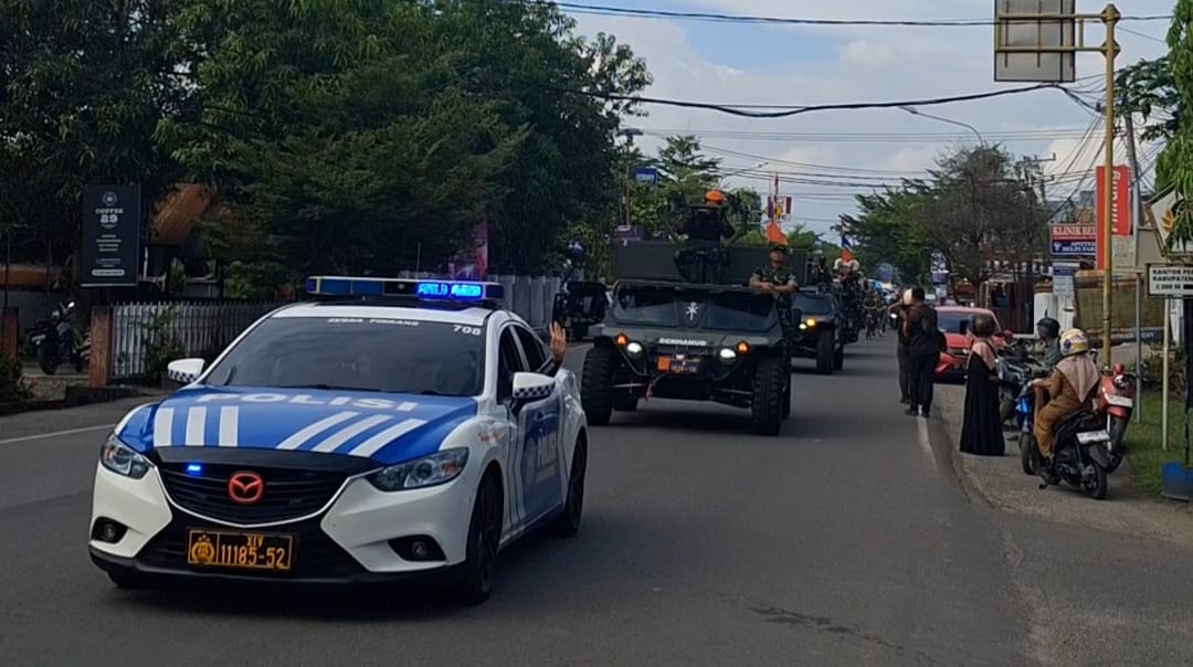Kadispotdirga Lanud Sultan Hasanuddin Bersama Sekda Kabupaten Pinrang Melepas Parade Festival Dirgantara Bumi Lasinrang Tahun 2025