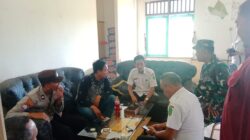 Wujud Sinergitas TNI-Polri, Babinsa dan Bhabinkamtibmas Lakukan Komsos Bersama Staf Desa