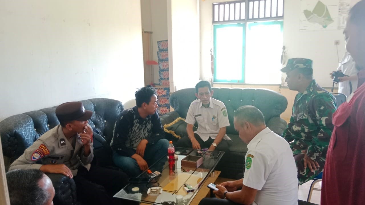 Wujud Sinergitas TNI-Polri, Babinsa dan Bhabinkamtibmas Lakukan Komsos Bersama Staf Desa