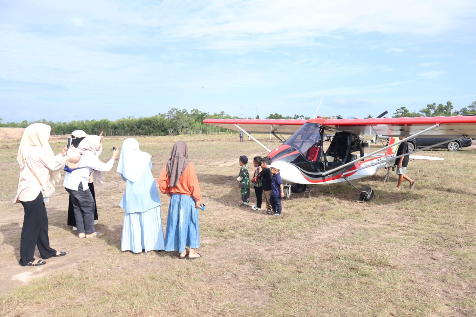Festival Dirgantara Bumi Lasinrang Dimeriahkan Atraksi Pesawat Ultralight, Aeromodeling, Paramotor, dan Flypass Pesawat C-130 Hercules