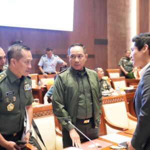 Panglima TNI dan Menhan RI Hadiri Raker Bersama Komisi I DPR RI Panglima TNI dan Menhan RI Hadiri Raker Bersama Komisi I DPR RI