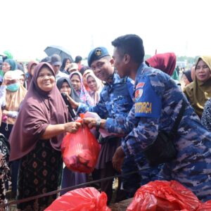 Danlanud Sultan Hasanuddin Bersama Bupati Pinrang Berikan Bantuan Sembako dan Tinjau Sunatan Massal Pada Festival Dirgantara Bumi Lasinrang 2025 Danlanud Sultan Hasanuddin Bersama Bupati Pinrang Berikan Bantuan Sembako dan Tinjau Sunatan Massal Pada Festival Dirgantara Bumi Lasinrang 2025