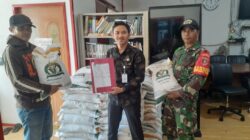 Sinergitas TNI Dan Pemerintah, Babinsa Hambau Dampingi Distribusi Bantuan Beras