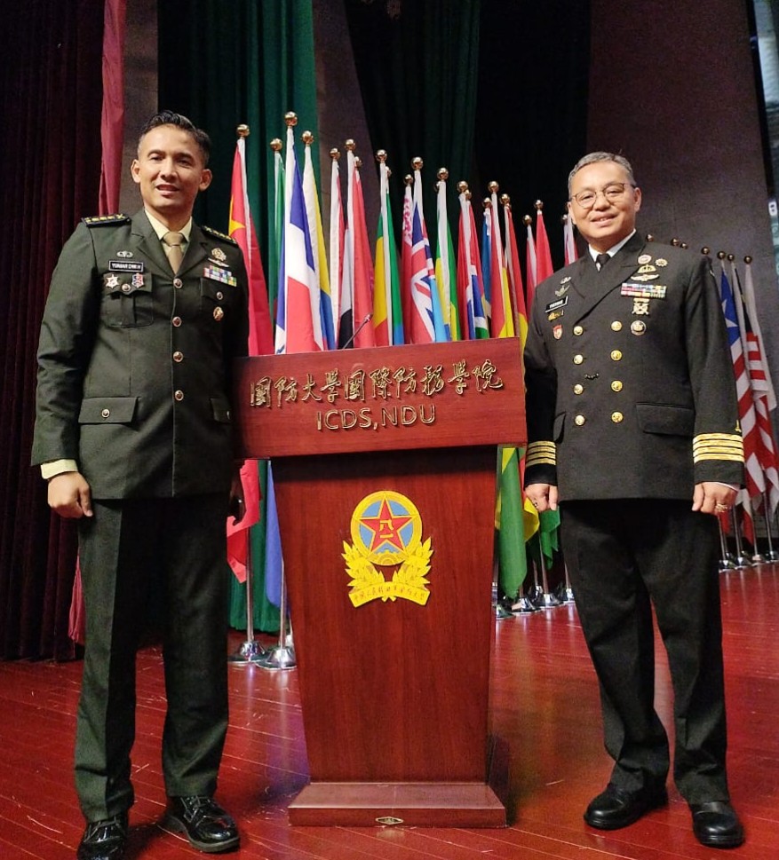 Dua Perwira TNI Lulus Pendidikan Defence and Strategic Studies Course di China