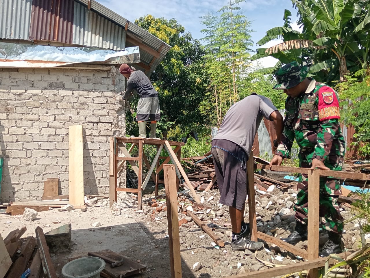 Peduli Warga, Babinsa Kodim 1505/Tidore Bantu Bangun Dapur Milik Warga