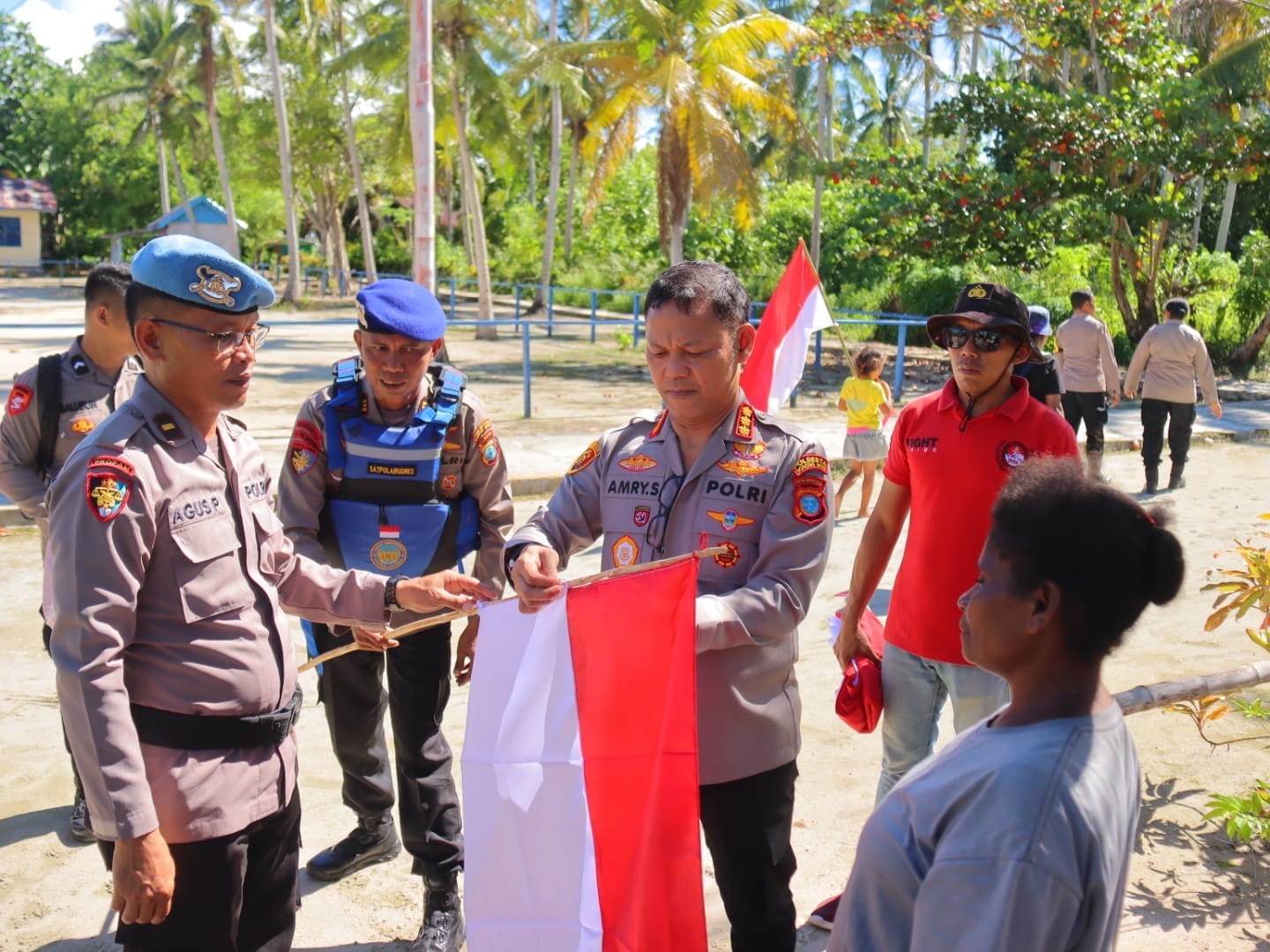 Polresta Sorong Kota Semarakkan HUT RI ke-80 dengan Bendera dan Perpustakaan Terapung di Pulau Raam Polresta Sorong Kota Semarakkan HUT RI ke-80 dengan Bendera dan Perpustakaan Terapung di Pulau Raam