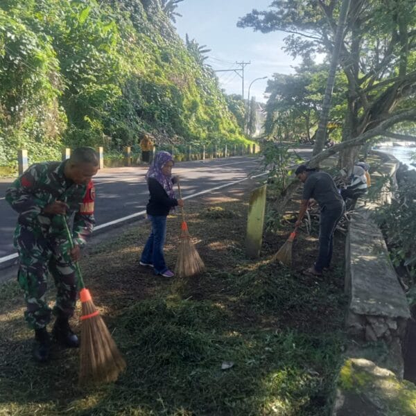 Tingkatkan Kepedulian Lingkungan, Babinsa dan Warga Lakukan Aksi Bersih-Bersih