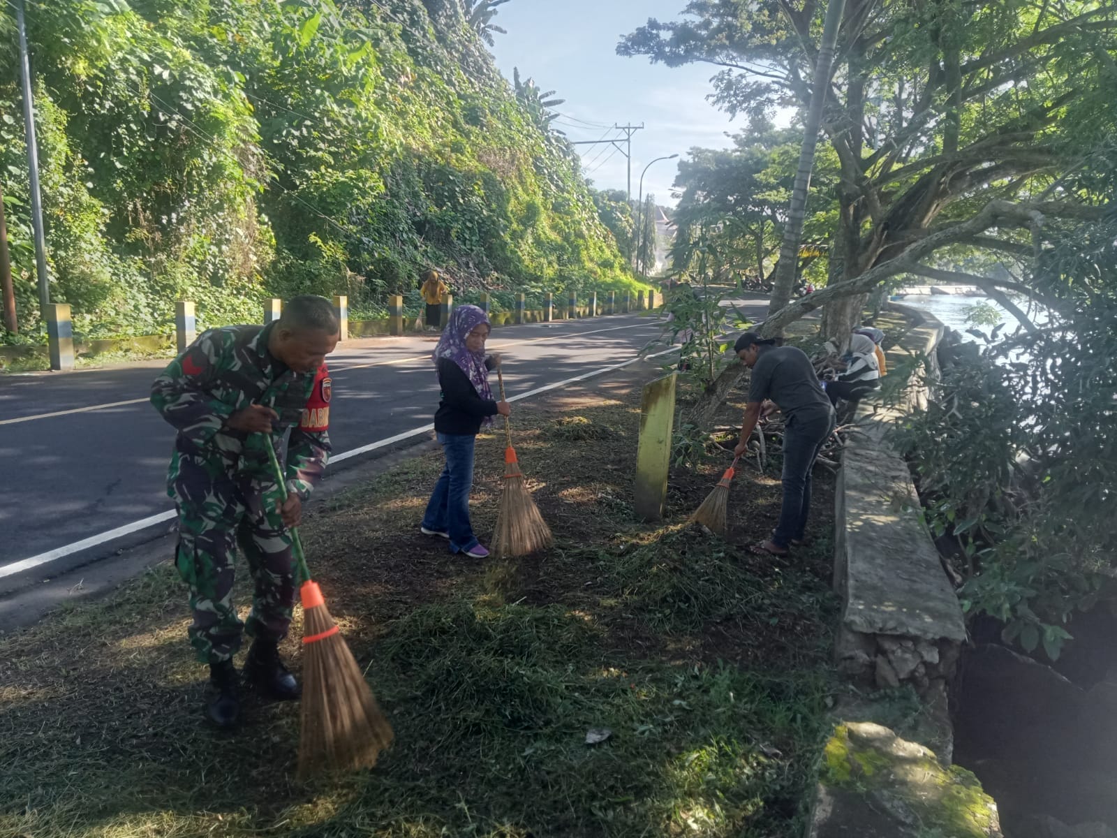 Tingkatkan Kepedulian Lingkungan, Babinsa dan Warga Lakukan Aksi Bersih-Bersih