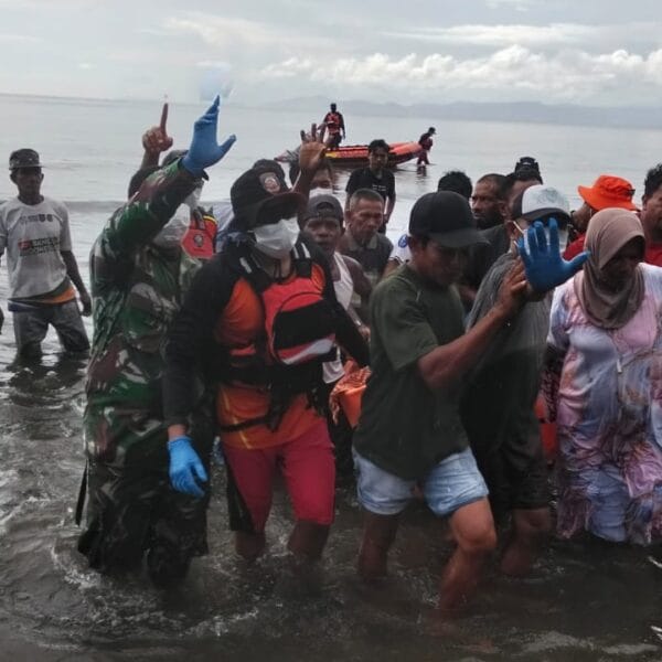 Hari Keempat Pencarian, TNI-Polri dan Basarnas Temukan Korban Hilang dalam Kondisi Meninggal Dunia di Laut