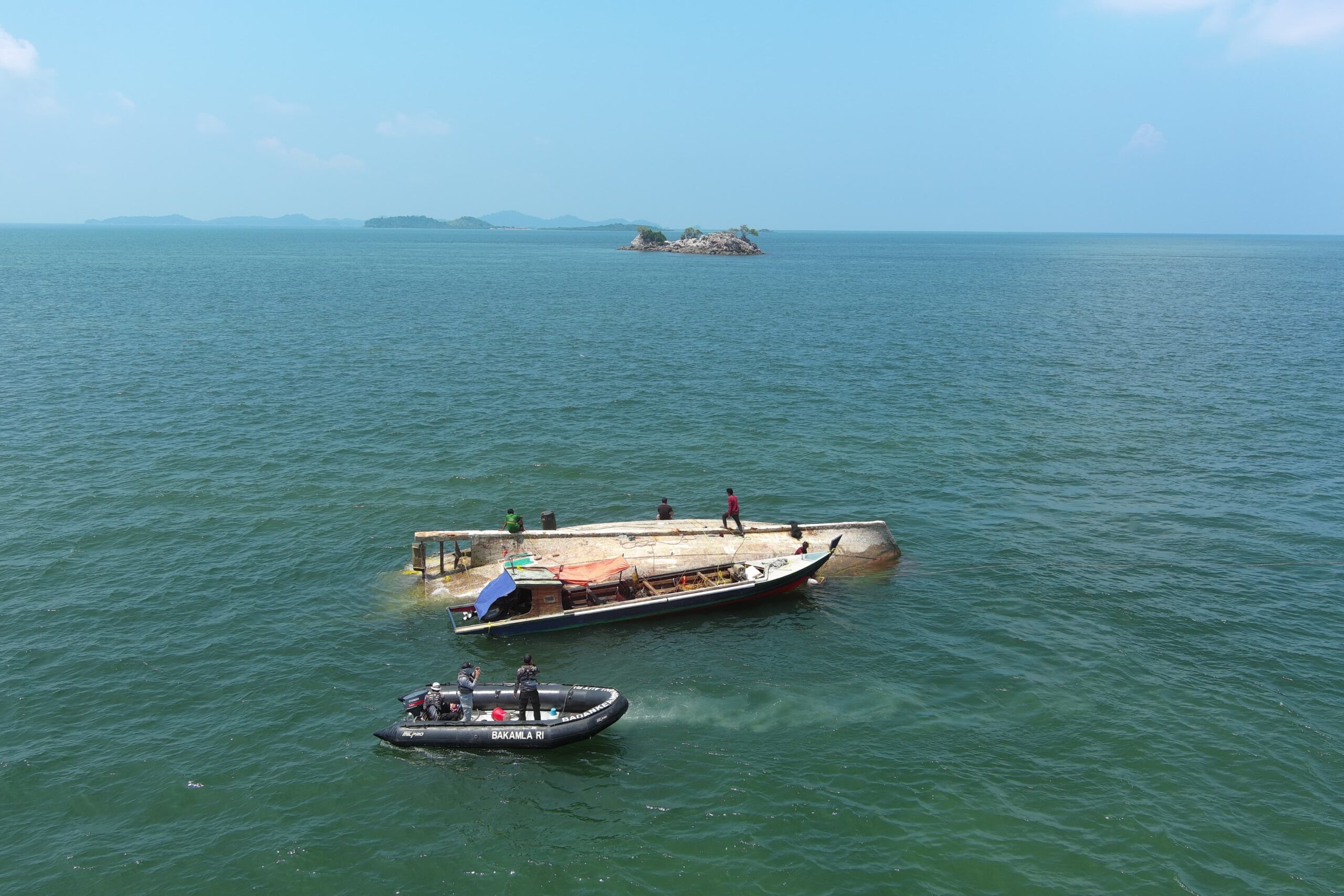 Bakamla RI Evakuasi KM Aneka Jaya Terbalik di Perairan Pulau Cucu Petong