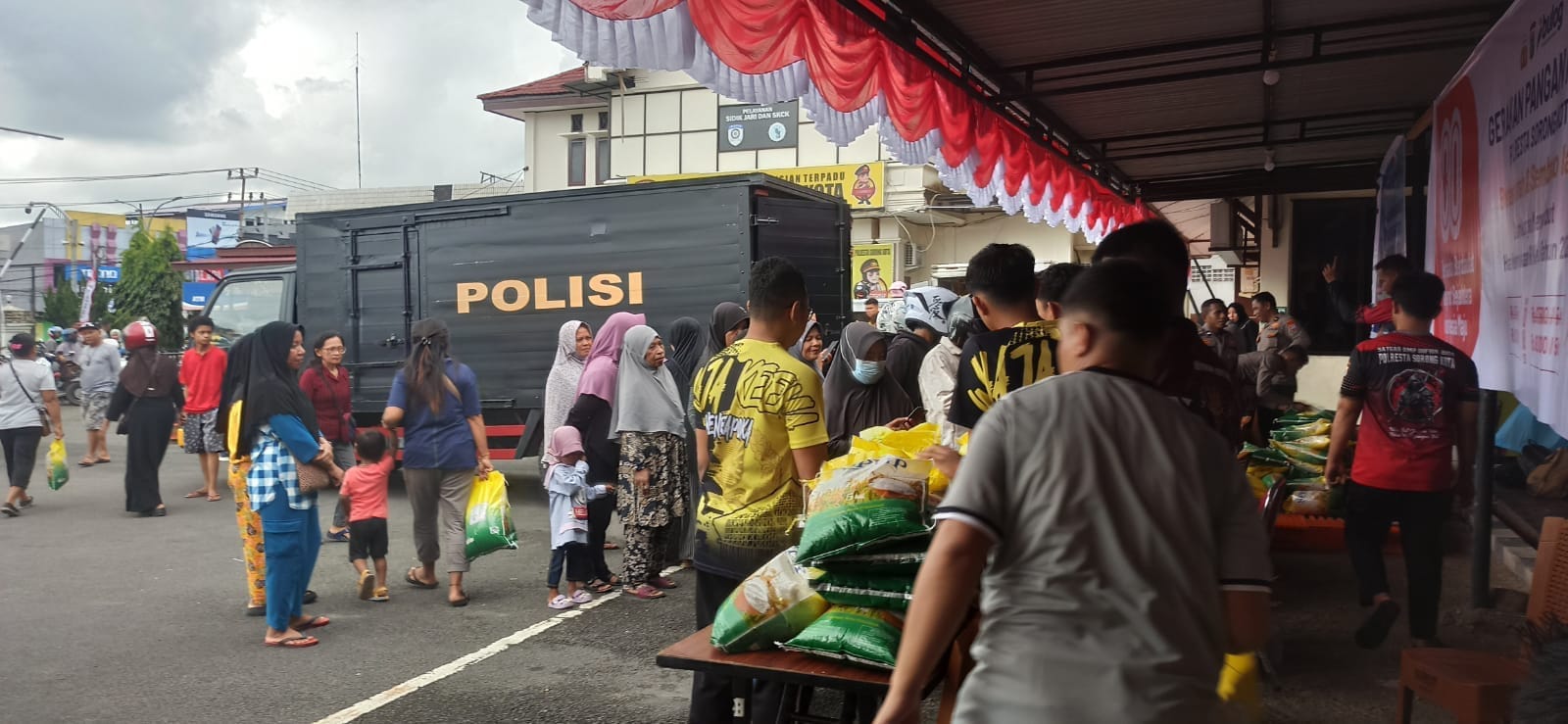 Polresta Sorong Gelar Gerakan Pangan Murah Sambut HUT RI ke-80