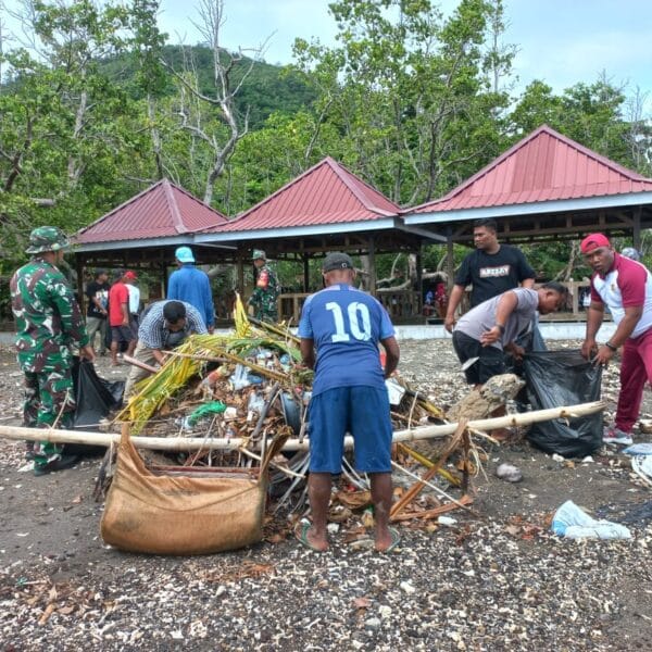 Bina Hubungan Baik Dengan Warga, Koramil 1505-01 Tidore Kerja Bakti Pembersihan Pantai