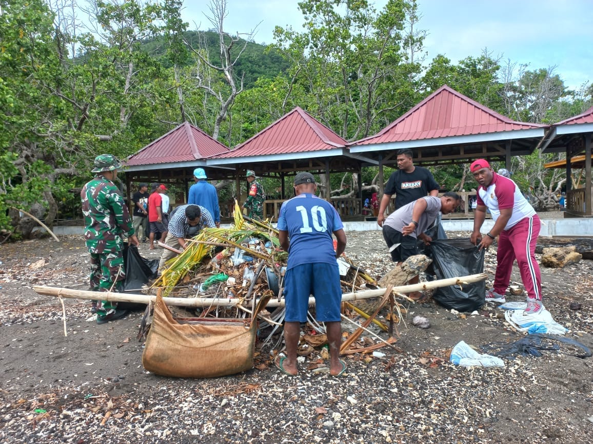 Bina Hubungan Baik Dengan Warga, Koramil 1505-01 Tidore Kerja Bakti Pembersihan Pantai