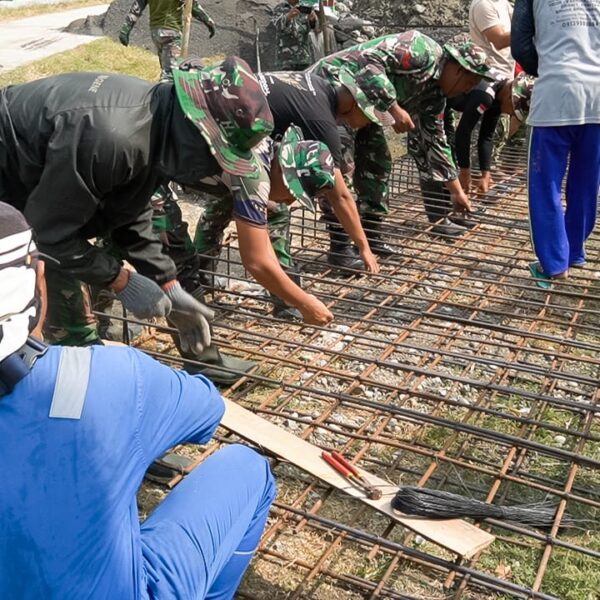 Bersama Warga, Satgas TMMD 125 Bojonegoro Kebut Pengerjaan Rehabilitasi Check Dam