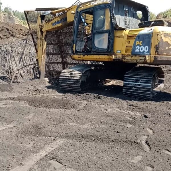 Petugas Berhasil Mengamankan ekskavator Yang Diduga Digunakan untuk Kegiatan Pertambangan ilegal.