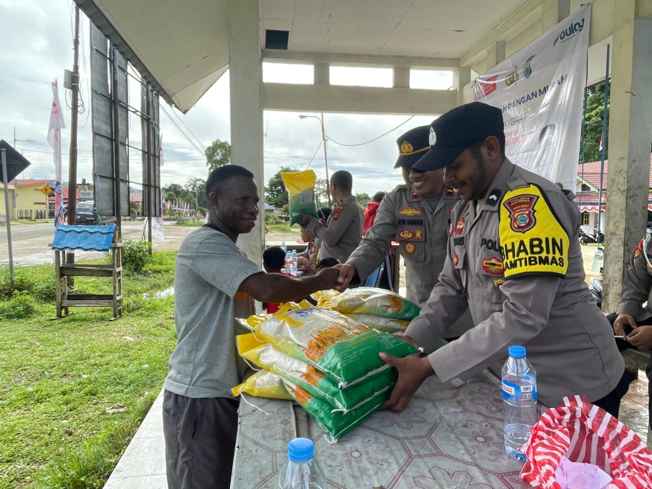 POLRES MAYBRAT MELALUI POLSEK JAJARAN SUKSES GELAR GERAKAN PANGAN MURAH, 2 TON BERAS LUDES TERJUAL DALAM SEHARI