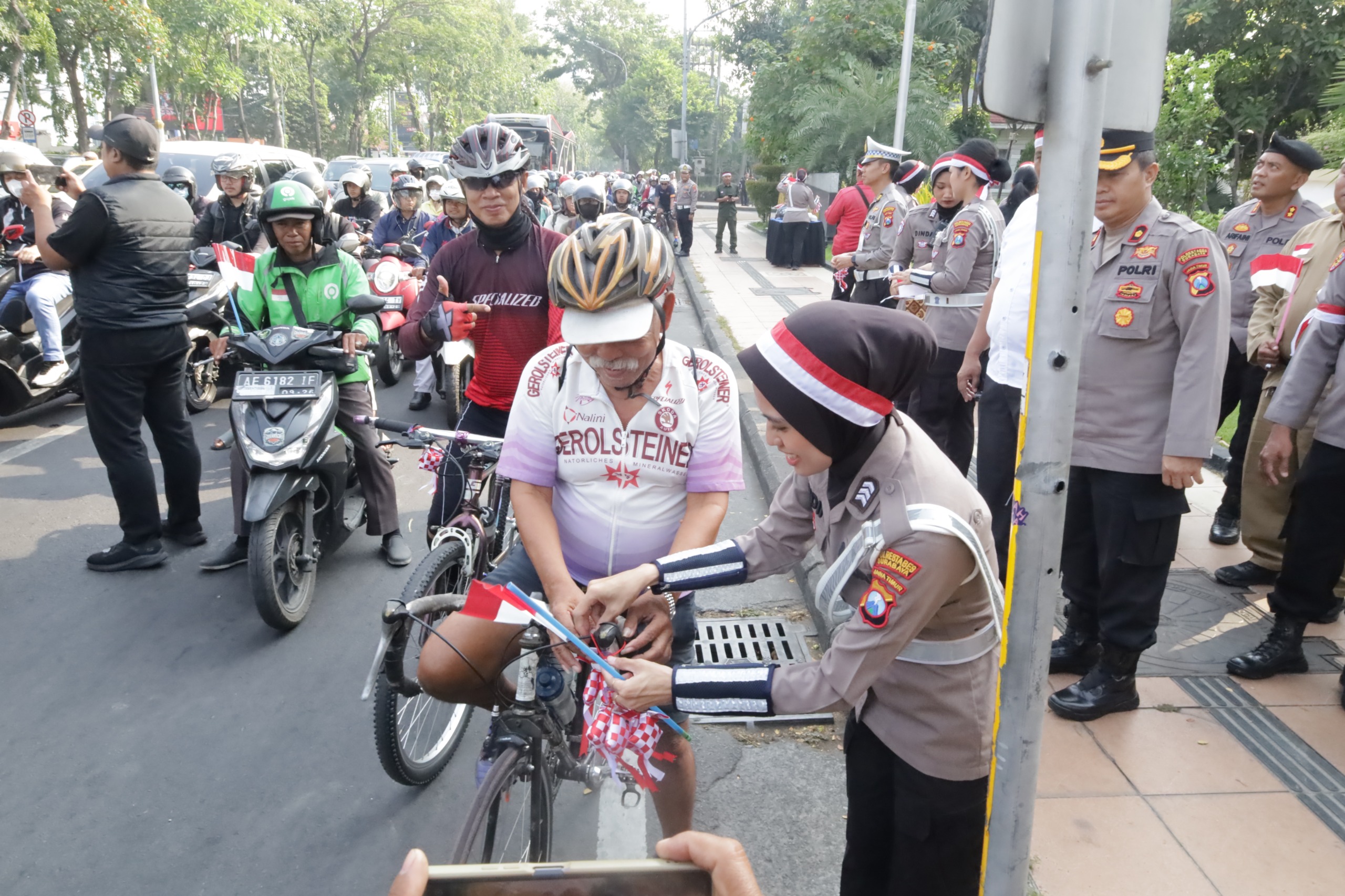 Semarak Merah Putih Sambut HUT RI ke-80 Polisi Berbagi 3.600 Bendera dan 83 Helm di Surabaya*