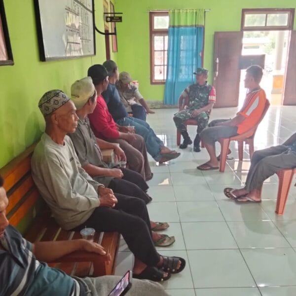 Dukung Pertanian, Babinsa dan Perangkat Desa Batu Raja Rencanakan Pembuatan Saluran Air