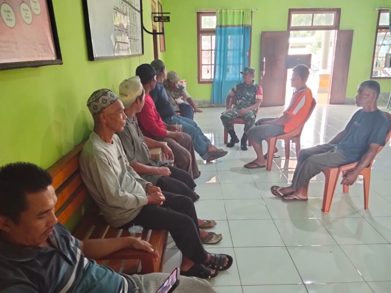 Dukung Pertanian, Babinsa dan Perangkat Desa Batu Raja Rencanakan Pembuatan Saluran Air