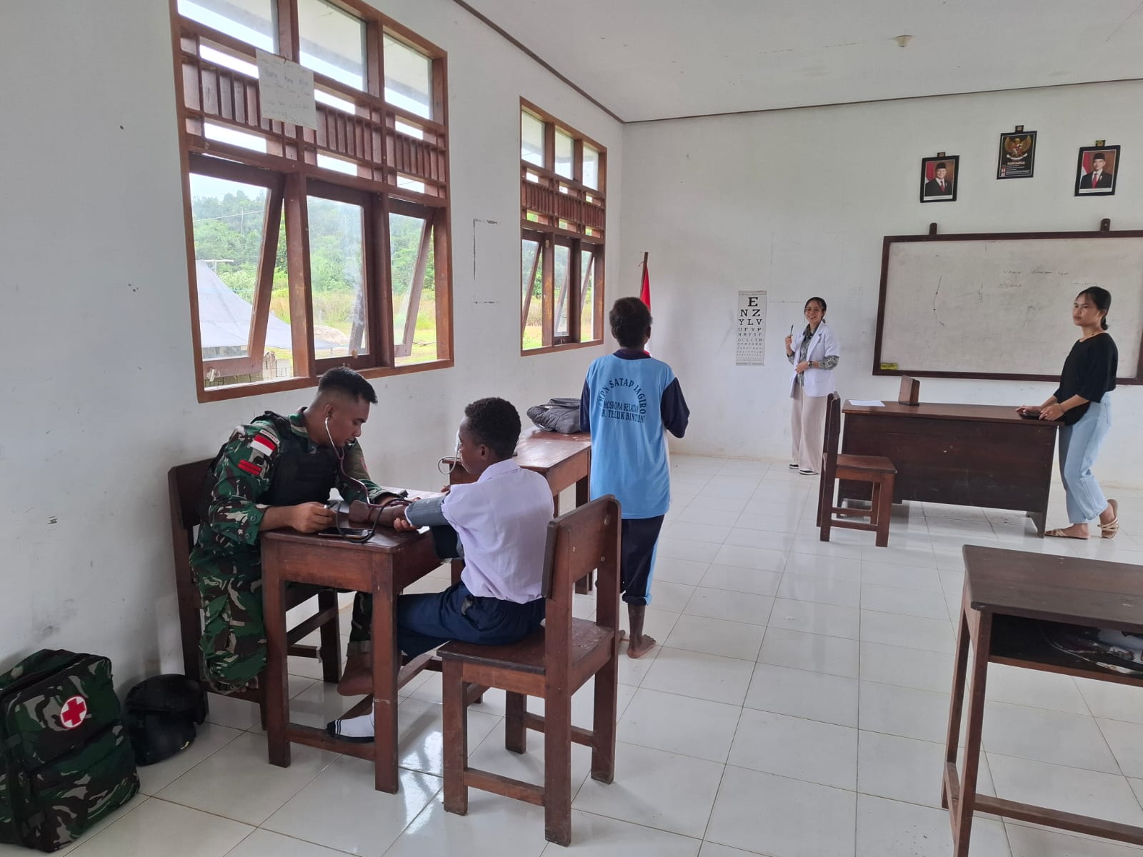 Melalui Program Kampung Sehat Perbatasan, Satgas Pamtas Satgas Yonif 410/ALG Bantu Puskesmas Lancarkan Posyandu Bagi Warga Di Kampung Jagiro Distrik Moskona Selatan