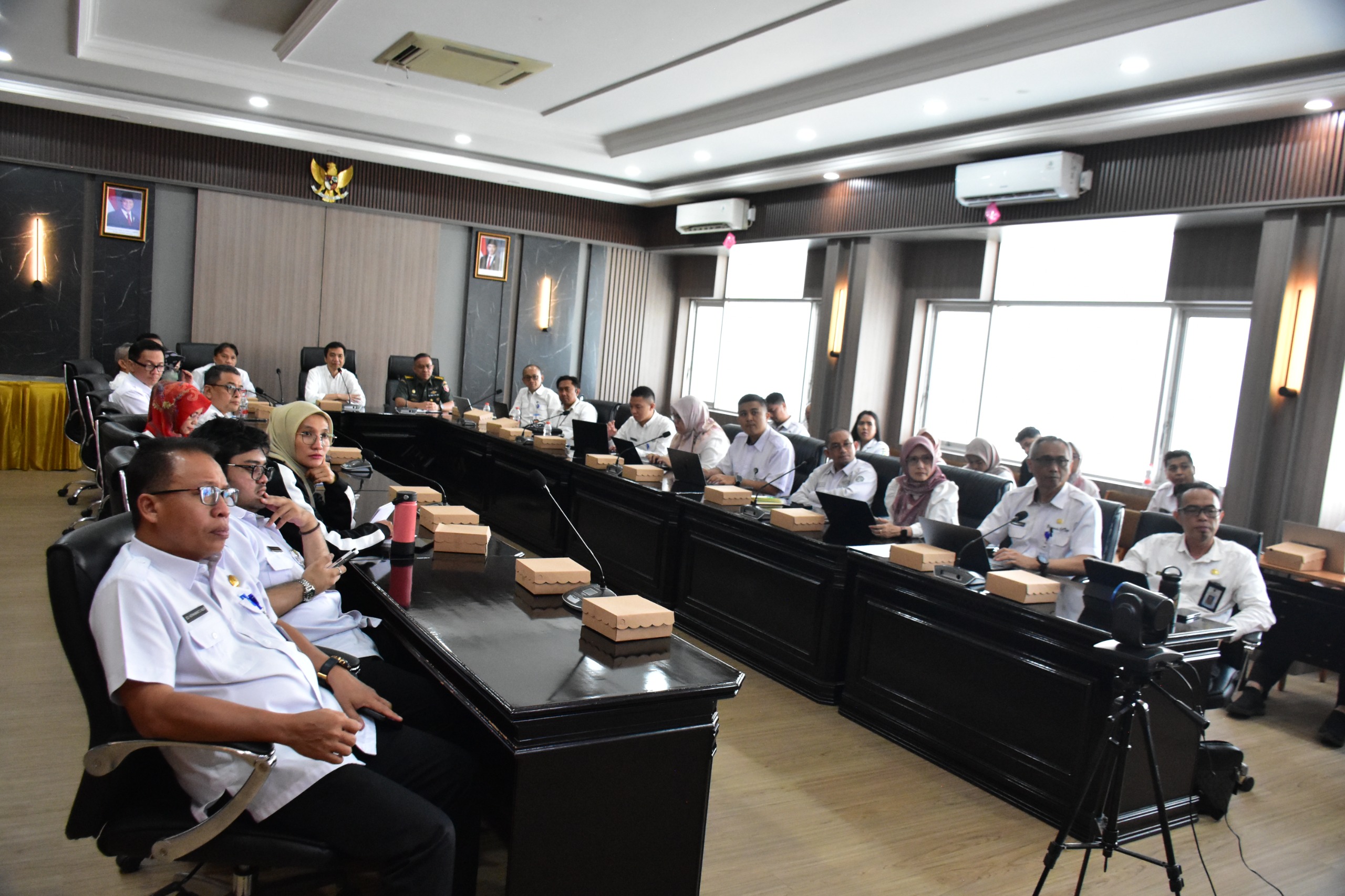 Kolaborasi untuk Pertumbuhan Ekonomi : Kasilog Kasrem 091/ASN Hadiri Rapat dan Vicon